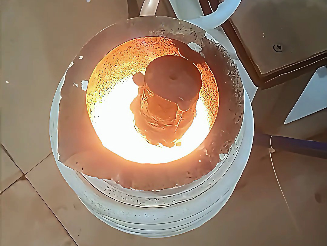 1公斤小型金屬熔煉爐，只要220V電壓即可使用