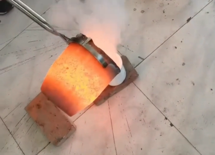 粉絲提供的銻金屬粉末怎么煉？看中頻熔煉爐如何滿足工藝指標！