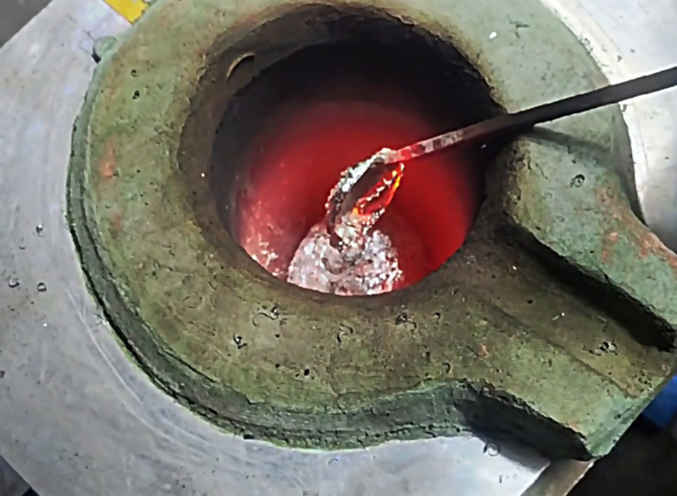 手動自動雙模式！這款錫渣中頻熔煉爐太靈活了