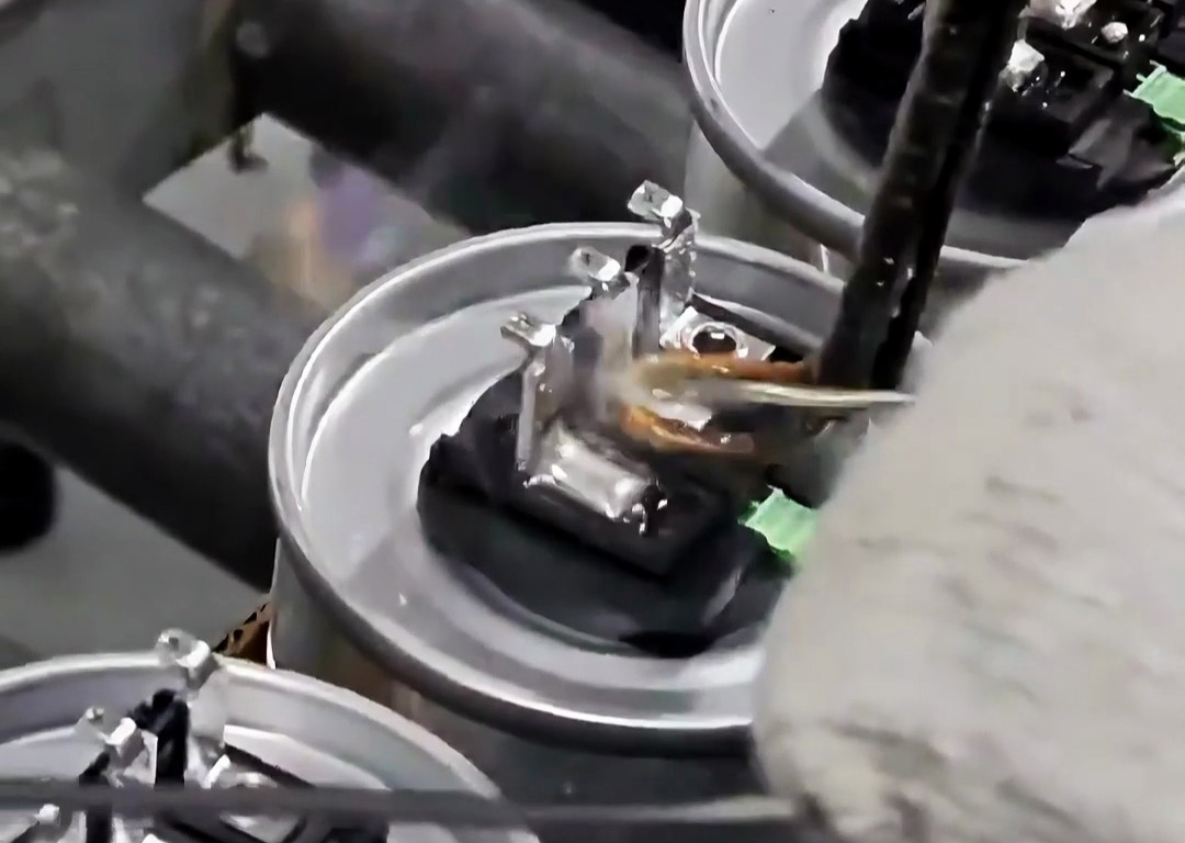 無虛焊、不連錫！焊錫填充的完美操作，這就是手持式高頻焊機