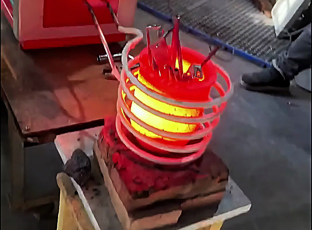 做廢品回收的老哥們都在夸！這臺小型高頻熔煉爐真能多賺錢！