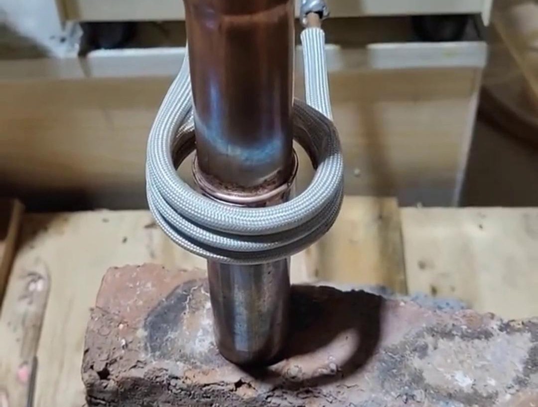 手持式高頻焊機焊接22mm銅管及三通接頭，不僅效率高、焊縫美觀